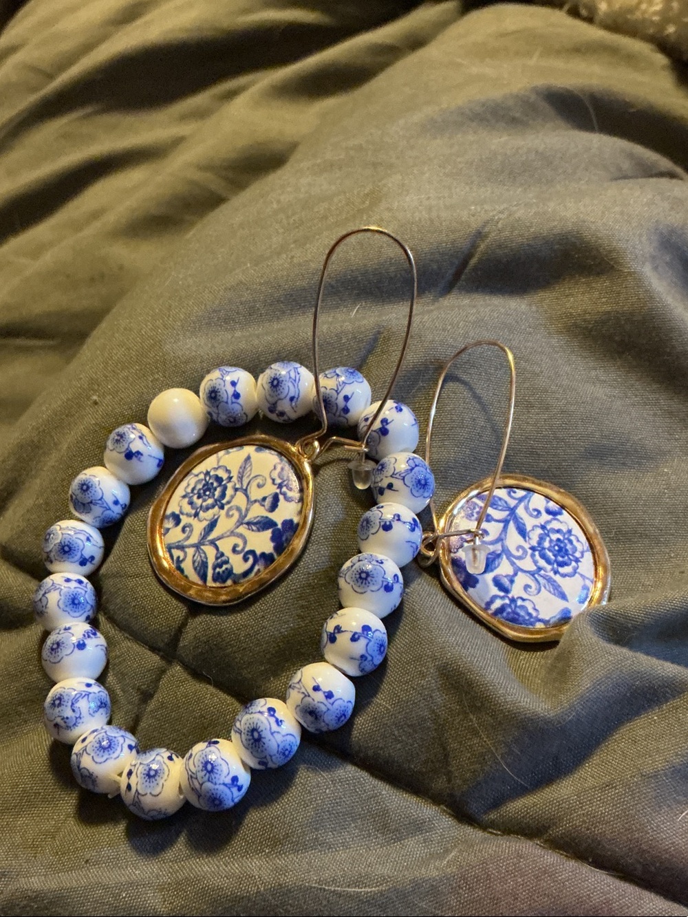 ⭐ Blue White Porcelain Print Hoop Earrings Chinoiserie Statement Jewelry - Picture 2 of 6